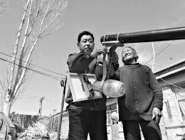 天鎮縣許家夭村家家院里豎起太陽能路燈貧困村