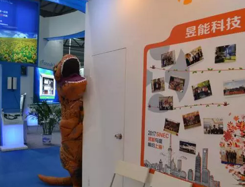 驚!SNEC展會出現(xiàn)史前動物 暴龍帶你逛展會