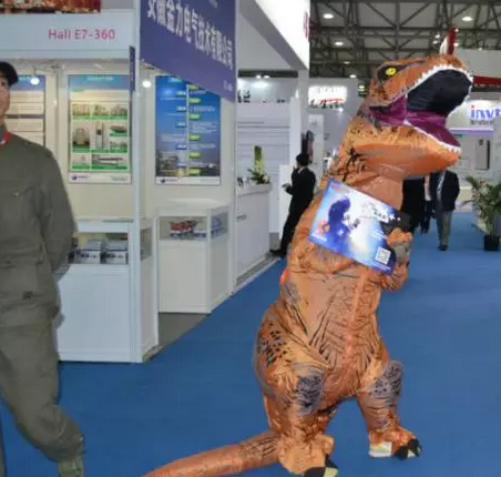 驚!SNEC展會出現(xiàn)史前動物 暴龍帶你逛展會