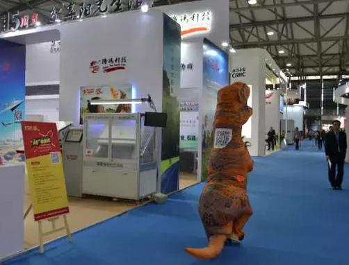 驚!SNEC展會出現(xiàn)史前動物 暴龍帶你逛展會