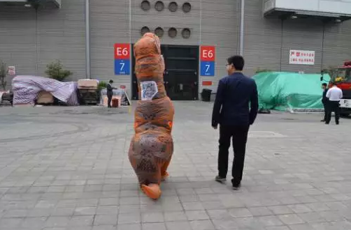 驚!SNEC展會出現(xiàn)史前動物 暴龍帶你逛展會