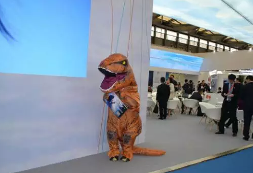 驚!SNEC展會出現(xiàn)史前動物 暴龍帶你逛展會