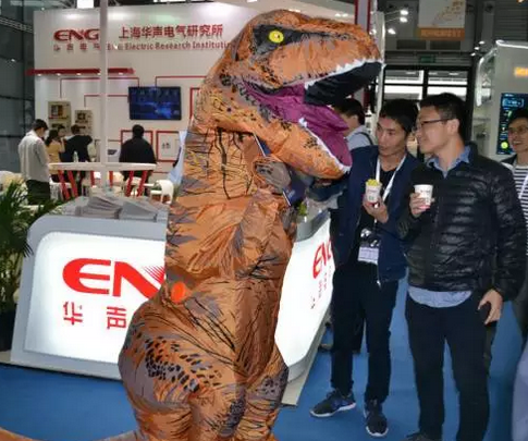 驚!SNEC展會出現(xiàn)史前動物 暴龍帶你逛展會