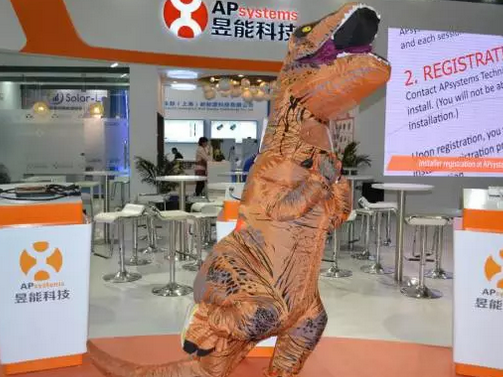 驚!SNEC展會出現(xiàn)史前動物 暴龍帶你逛展會