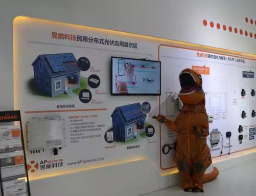 驚!SNEC展會出現(xiàn)史前動物 暴龍帶你逛展會