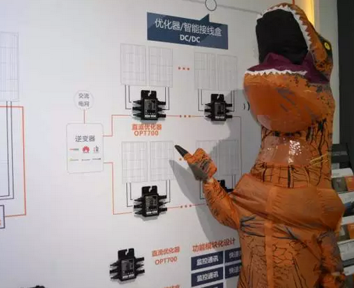 驚!SNEC展會出現(xiàn)史前動物 暴龍帶你逛展會