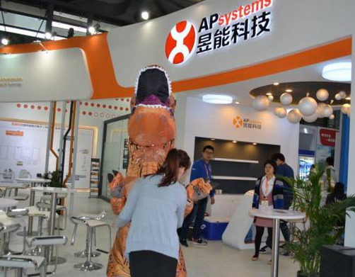 驚!SNEC展會出現(xiàn)史前動物 暴龍帶你逛展會