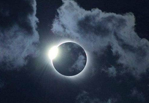 強(qiáng)大的太陽(yáng)能無(wú)線電發(fā)射機(jī)可以使用光子來(lái)驅(qū)動(dòng)艦船跨越星系飛行