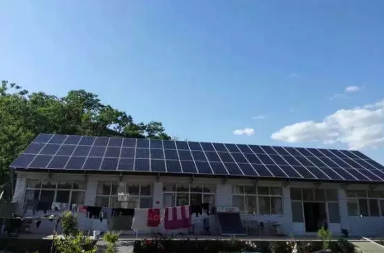 夏日天氣熱!用電緊張，電費(fèi)高，怎么辦? 王大爺卻不在乎