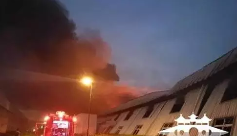 又雙叒叕現(xiàn)火災(zāi)!為撲救晶澳大火,消防戰(zhàn)士連續(xù)作戰(zhàn)累暈現(xiàn)場(chǎng)