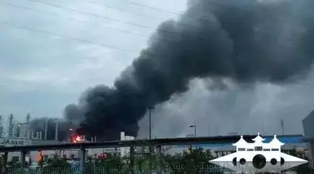 又雙叒叕現(xiàn)火災(zāi)!為撲救晶澳大火,消防戰(zhàn)士連續(xù)作戰(zhàn)累暈現(xiàn)場(chǎng)