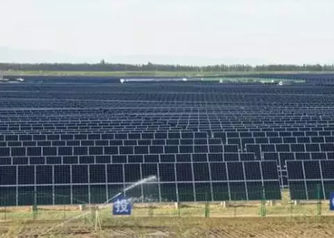 光伏電站不僅能發電,還能治沙!