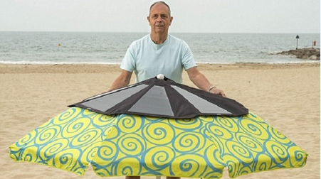 一款可提供充電的太陽能傘 度假再也不用擔(dān)心手機沒電了