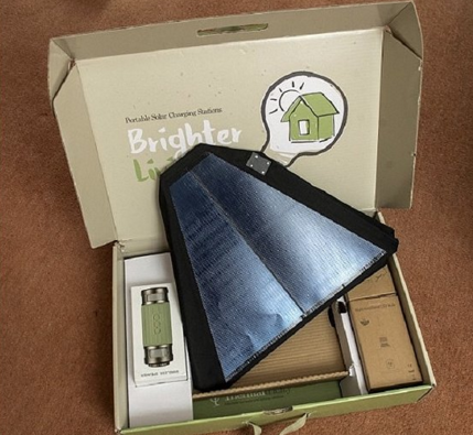 一款可提供充電的太陽能傘 度假再也不用擔(dān)心手機沒電了