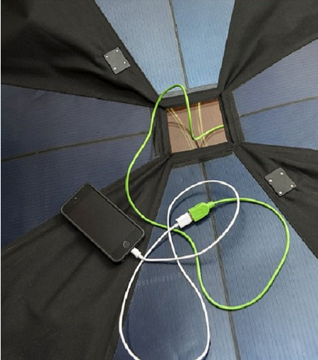 一款可提供充電的太陽能傘 度假再也不用擔(dān)心手機沒電了