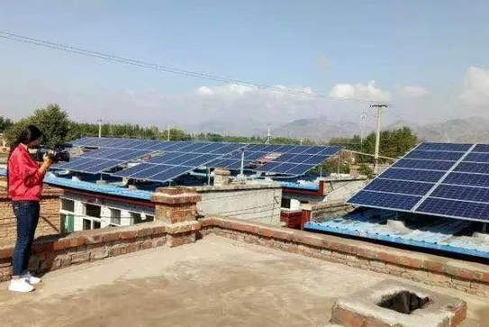 他把自家四個屋頂都裝上了光伏，年入五萬！