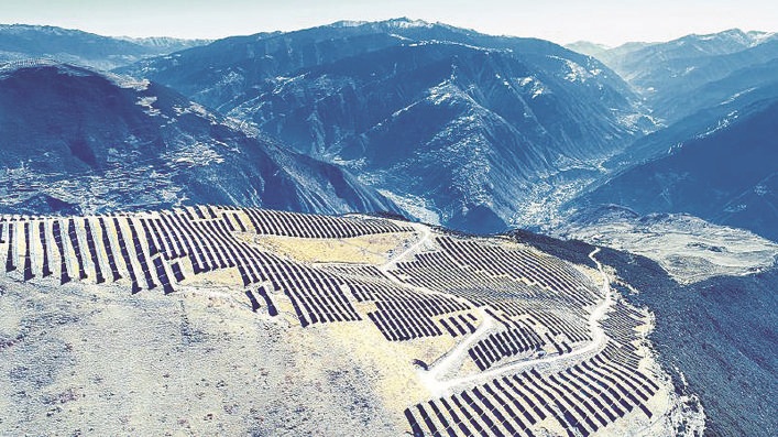 四川阿壩: 3800米雪山頂“長出”光伏產(chǎn)業(yè)