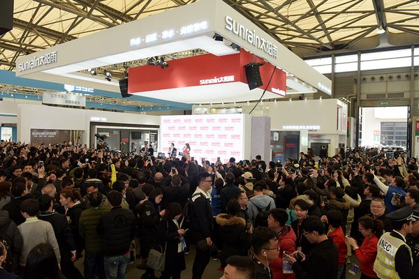 太陽雨攜手林志玲開啟新能源科技千人盛宴燃爆全場,引領AWE首日人氣最高潮