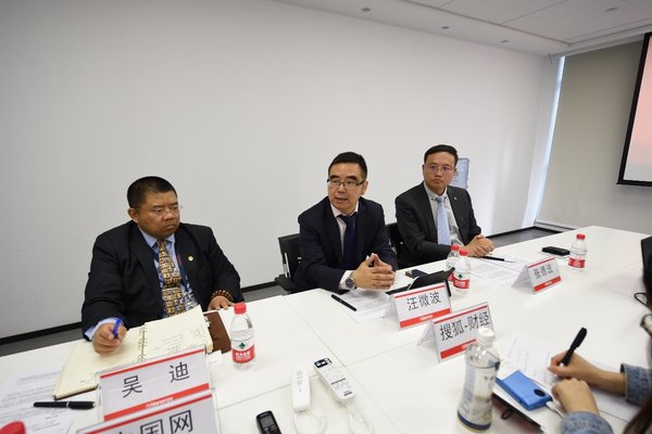 TUV南德意志大中華集團(tuán)管理服務(wù)部總監(jiān)汪微波先生(中)接受媒體采訪