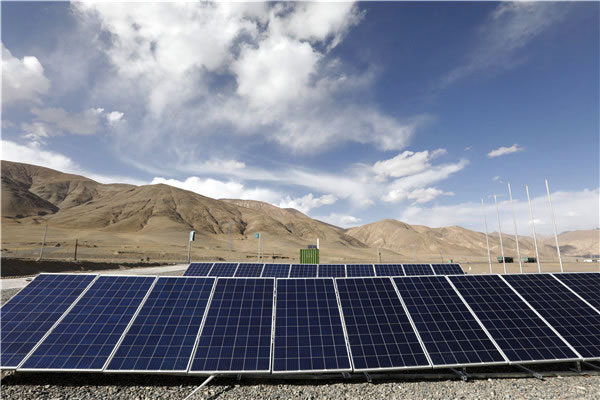 三座光伏發電驛站落戶青藏公路沿線“無人區”