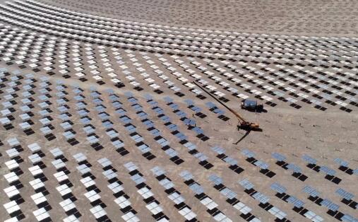 中控太陽能德令哈50MW塔式熔鹽光熱發電項目吸熱塔順利結頂