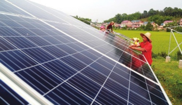 6月20日，在江西峽江縣硯溪鎮(zhèn)金坊村光伏電站項目現(xiàn)場，工人在加緊施工。