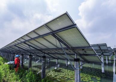 浙江湖州新能源前五月裝機143萬千瓦 千畝魚塘漁光互補顯美景