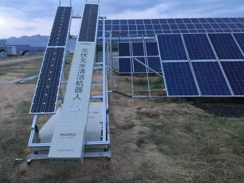光伏電站組件清洗:人工一小時,他只要一分鐘?