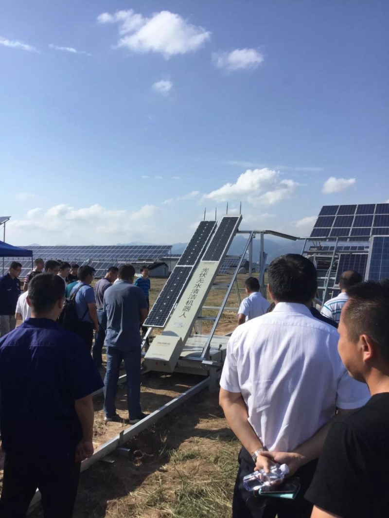 光伏電站組件清洗:人工一小時,他只要一分鐘?