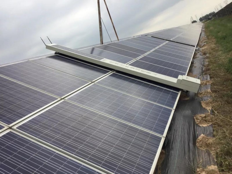 光伏電站組件清洗:人工一小時,他只要一分鐘?