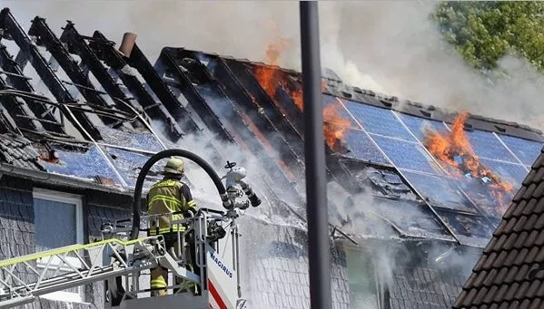 德國一民宅屋頂太陽能電站起火,整個屋頂燒成“骨架”