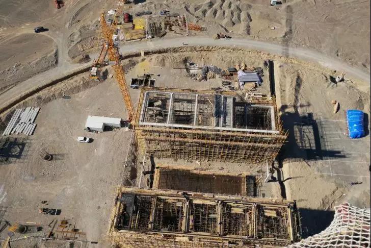 中電工程哈密50MW塔式光熱發電項目廠前區封頂,吸熱塔施工至94米