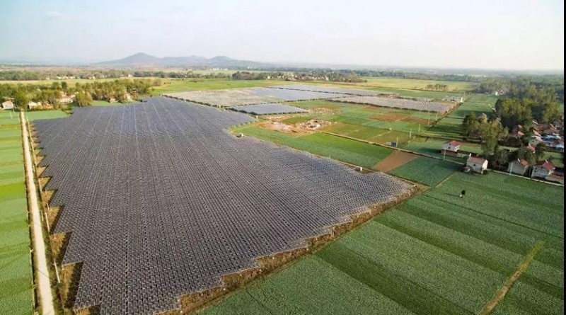 據(jù)央視記者報道,近日,錦浪科技助力湖北省宜城王集鎮(zhèn)觀音村,采用典型的“農(nóng)光互補(bǔ)”模式,實(shí)現(xiàn)了全村人共同“生態(tài)收益”的目標(biāo),引起了廣大人民群眾的熱烈反響。 走進(jìn)光伏電站區(qū),首先映入眼簾的是一片藍(lán)汪汪的光伏海洋,一望無際,若是走近仔細(xì)一看,才發(fā)現(xiàn)這么一大片區(qū)域里不完全是光伏板,原來在光伏板下邊還有另一片“柳暗花明”的天地,綠油油的青菜鋪滿整塊地面實(shí)在好看極了。 據(jù)記者報道,這便是觀音村這兩年響應(yīng)國家“精準(zhǔn)扶貧”和“光伏扶貧”政策,投資2億元建成20MWP“農(nóng)光互補(bǔ)”地面光伏電站。此電站光伏支架采用的是同景新能源的跟蹤支架,逆變器采用了錦浪科技公司的50kW逆變器,以它相對較小的外形,為運(yùn)輸免去了不少成本,提供了便捷安裝;4路MPPT接入,每路額定28.5A,兼容大功率組件,設(shè)計更靈活;充分的冗余設(shè)計保障逆變器長壽命可靠運(yùn)行。 同景新能源有限公司總經(jīng)理郤維平在現(xiàn)場對記者解釋,“我們主要的優(yōu)勢是跟蹤,我們有500臺跟蹤器可以自動跟蹤,也就是我們常說的‘光伏板跟著太陽走’,這樣他與其它電站相比,它是固定式的,我們的發(fā)電量同比要增加20%。”他接著說道,“我們不破壞土地,活動支架,我們平時看到的可能都是打樁式的,而我們這個是小水泥塊,直接放在土地表面,可以自由移動。”這種獨(dú)特安全的安裝方式得到農(nóng)民的大力支持。 據(jù)現(xiàn)場村民說,這里的主要農(nóng)作物有黃精,桔梗,花生,魔芋等,以黃精價值尤為突出,黃精作為一種名貴藥材喜歡蔭涼,所以光伏板既全方位吸收了太陽能,又很好的為農(nóng)作物起到了遮陽的作用;它的生長周期需要兩三年,然而價值非常可觀,給他們帶來相當(dāng)不錯的收益。 王集鎮(zhèn)觀音村這種典型的“農(nóng)光互補(bǔ)”模式,正是利用較少的投資獲得更多的利益,實(shí)現(xiàn)了“光伏脫貧”的“生態(tài)效益”的目的,還讓當(dāng)?shù)剞r(nóng)民每年有了一份固定的收入。據(jù)統(tǒng)計,一畝地一年能收入5萬元,人均年收入可達(dá)2.5萬元以上。 國家近年來推行的“光伏扶貧”政策越來越深入人心,讓一批又一批的農(nóng)民走上了脫貧致富的道路,我們也希望更多的農(nóng)民能夠利用這種“農(nóng)光互補(bǔ)”的模式,早日擺脫貧困生活,實(shí)現(xiàn)共同富裕。
