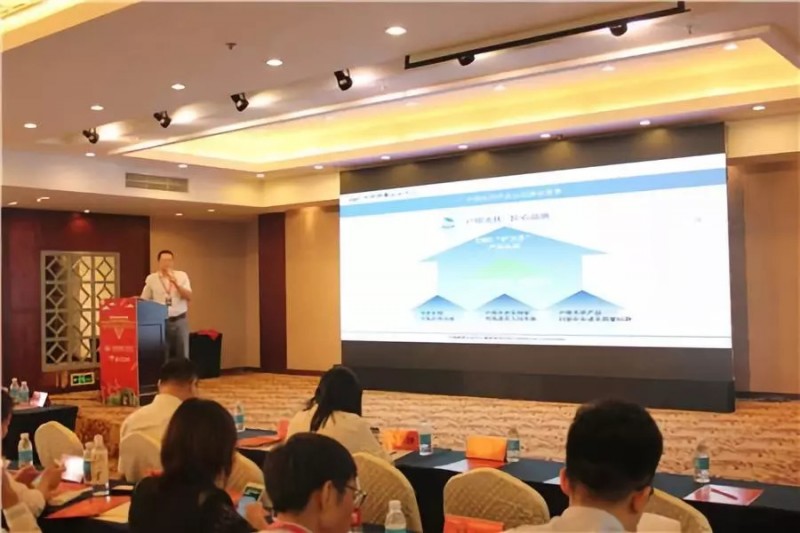 　　2018年9月6日，中國質量認證中心護衛者品牌發布會在上海如期舉行，會議期間由中國質量認證中心為《戶用屋頂光伏系統認證規范》作標準解讀。此次認證規范是根據《國家認監委關于下達2017年第一批認證認可行業標準制定計劃項目的通知》（國認科【2017】70號），由中國質量認證中心承擔的國內首個《戶用屋頂光伏系統認證規范》獲批立項，錦浪科技很榮幸作為該標準的主要起草單位，且得到了認可，被授予獎牌。 　　 　　1 　　 　　認證從2017年10月完成在認監委的申報并獲批，到2018年的7月，認證規范的送審稿與公示，再到今天的標準解讀，歷時近一年。光伏系統編制規范的通用要求主要有以下幾點：載荷要求；防火要求；電氣安全；防雷接地；電磁兼容；功能和性能。而錦浪科技公司主要負責防火模塊和AFCI的編寫，公司研發工程師在此次研究工作中做出了突出貢獻，獲得了中國質量認證中心的表彰。 　　 　　2 　　 　　（會議現場 圖自：中國質量認證中心） 　　 　　后續中國質量認證中心也會選擇部分戶用屋頂光伏系統，進行現場實證；根據實證、提出和改進標準內容。中國質量認證中心對戶用屋頂光伏系統安裝商的征集活動正在進行中，歡迎有興趣的安裝商報名留言。 　　 　　3 　　 　　會上，國家發展和改革委員會能源研究所的時璟麗研究員指出：823號文件頒布后，6月新增光伏裝機1089萬千瓦，7月新增裝機702萬千瓦，2018年1-7月新增3133萬千瓦，累計1.61億千瓦。光伏發電近期宏觀政策環境，清潔能源發展持續成為能源戰略的重要部分，且預期未來發展力度繼續增大，強調能源的高質量發展。2018年預期全年市場規模在4000萬千瓦左右，2019年的政策導向不會有大的變化，光伏組件等主要產品價格大幅度下降情況下，分布式光伏對補貼的依賴度大大降低。國家也會進一步推進分布式光伏發電市場化交易，行業的技術進步帶來的成本下降潛力加速實現平價路徑。國內目前部分戶用項目在無補貼條件下具有經濟性，但仍有相當部分戶用項目仍需要國家和/或電價補貼或需要建立新的商業模式，企業或供貨服務商提供類似家電或汽車的服務和保障結合儲能將是未來方向；但戶用光伏發展必須以保質量，尤其安全性為前提！ 　　 　　而此次國內首個《戶用屋頂光伏系統認證規范》的發布，無疑是給如今飄搖不定的光伏市場打了一針鎮定劑，讓一些懷疑光伏市場的光伏人再次定下心來，明確發展前景和方向，同時也確保了光伏系統長期投資回報，為戶用光伏市場的良好發展奠定了標準基礎。