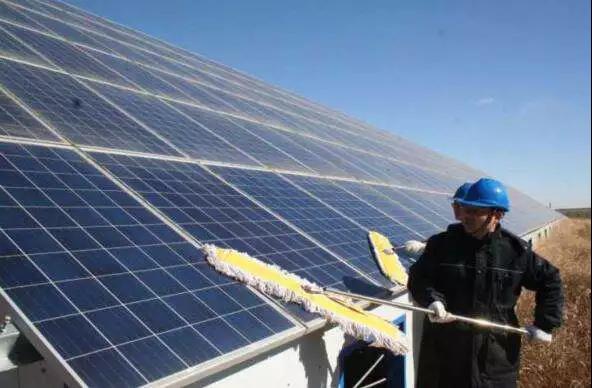 有創動光伏無水清潔機器人代班,咱光伏人國慶可以輕松浪啦!