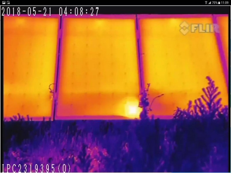 有創動光伏無水清潔機器人代班,咱光伏人國慶可以輕松浪啦!