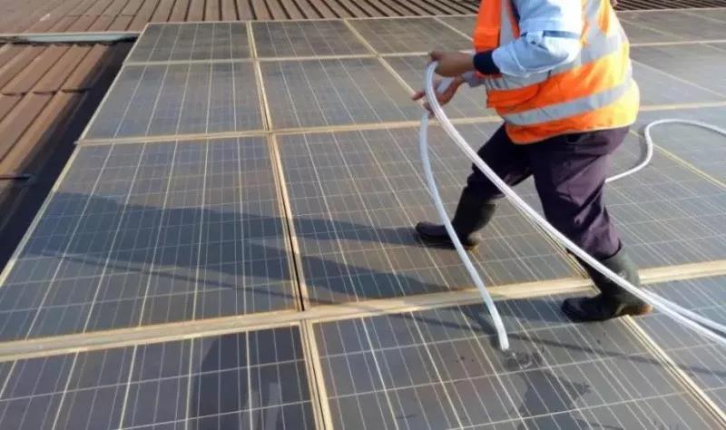 有創動光伏無水清潔機器人代班,咱光伏人國慶可以輕松浪啦!