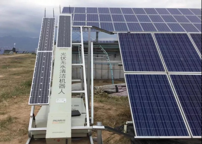 有創動光伏無水清潔機器人代班,咱光伏人國慶可以輕松浪啦!