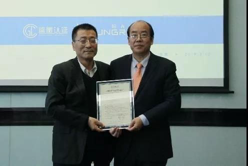 鑒衡向陽光電源、華為、禾望頒發國內首批逆變器新能標認證證書